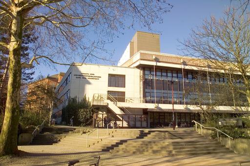 Der Gebäudekomplex mit Altbau, Verwaltungsgebäude, Bücherturm und Benutzungstrakt